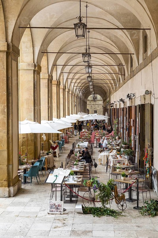 Arcade with restaurants and cafés, Palazzo delle Logge in Piazza Grande, Arezzo, Tuscany, Italy