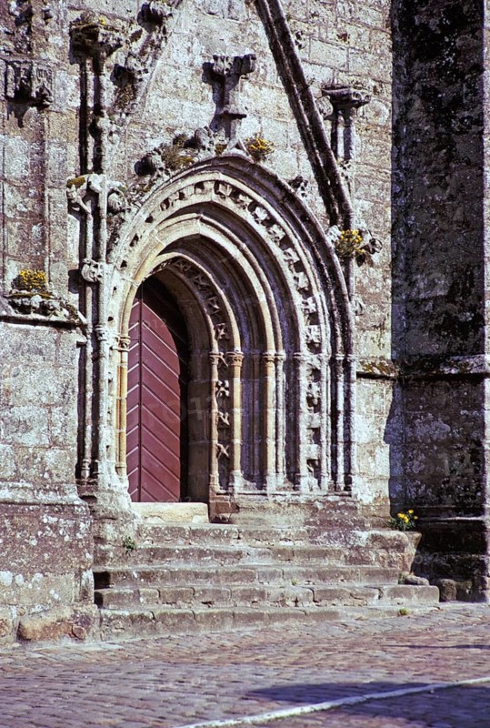Altes geschnitztes Steinportal einer Kirche oder Kathedrale, Bretagne, Frankreich 1974 Standort nicht bekannt