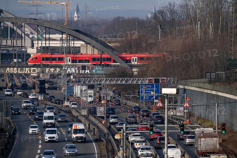 Traffic jam on the A43 motorway near Herne, heading north, in front of the barrier system, the vehicles heavier than 3.5 t stop and are then diverted, behind the barrier there is a dilapidated bridge across the Rhine-Herne Canal, which must be renewed, heavy vehicles must not pass through the bridge, railway bridges, public transport train, North Rhine-Westphalia, Germany