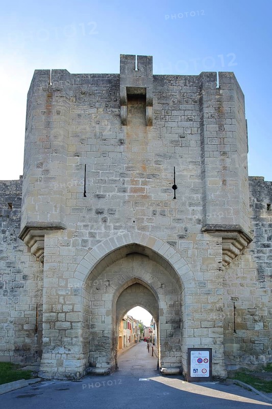 Porte des Remblais, town gate and historic town fortifications, town wall, Aigues-Mortes, Gard, Camargue, Provence, France