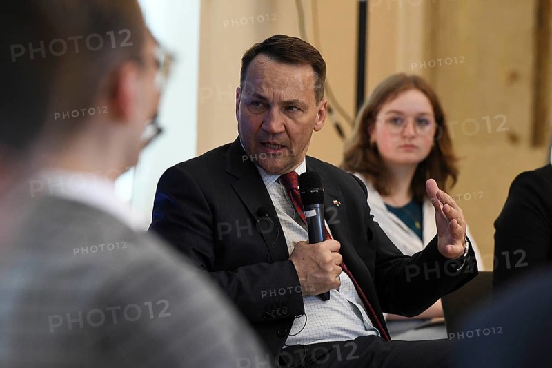 Polish Foreign Minister Radoslaw Sikorski discusses with Viadrina students at a joint event with German Foreign Minister Annalena Bärbock, who also answers questions from international students at Viadrina University Frankfurt / Oder. The two had previously visited the Collegium Polonicum in Slubice together and walked across the Oder Bridge. Former German Foreign Minister Joschka fisherman (Bündnis90/Die Grünen) and former Polish Prime Minister Wlodzimierz Cimoszewicz were also in the audience