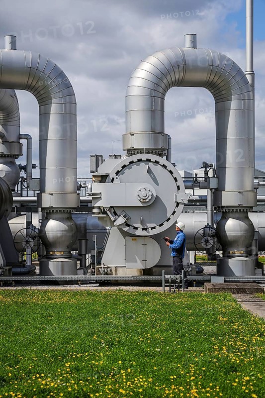 Werne, North Rhine-Westphalia, Germany, compressor station for natural gas and, in future, hydrogen. Open Grid Europe will use its H2 training line to train engineers and tradespeople to become experts in handling hydrogen in the long-distance gas grid. The OGE compressor station in Werne is the central hub in the German natural gas grid. At around 25 billion cubic metres per year, around a quarter of the natural gas consumed in Germany flows through the Werne compressor station. The natural gas flows into the station from northern Germany, the North Sea and the Netherlands via five large entry pipelines. After the gas has been purified, it is compressed by eleven compressors driven by gas turbines with a total drive power of approx. 160, 000 kW. With outlet pressures of up to 100 bar, the gas flows leave the station via eight outlet pipes and are distributed throughout Germany in all directions