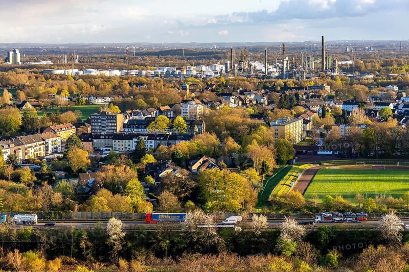 Ruhr Oel GmbH, BP Gelsenkirchen Refinery, in GE-Horst, production of products from mineral oil, Aral, gasoline, diesel, kerosene, view over the Beckhausen district, Gelsenkirchen, North Rhine-Westphalia, Germany