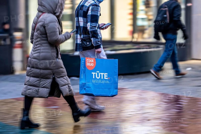 Pedestrian zone, passers-by hurrying, shopping between the years, exchanging, shopping bags, Kettwiger Straße, Essen, North Rhine-Westphalia, Germany