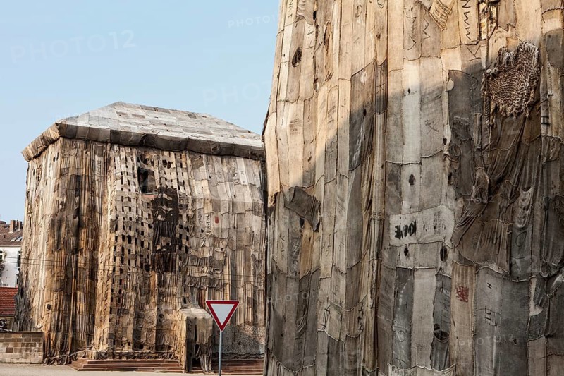 Torwache wrapped with old jute sacks, Check Point Sekondi Loco, by artist Ibrahim Mahama, documenta 14 exhibition, 2017, Kassel, Brüder-Grimm-Platz, Wilhelmshöher Allee, Germany