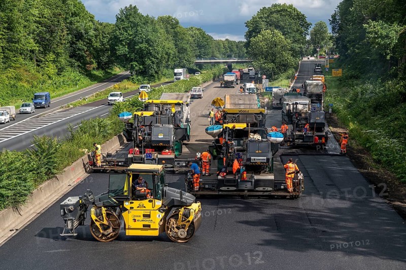Renewal of the road surface on the A40 motorway between the Kaiserberg junction and Mülheim-Heißen, in the direction of Essen, over a length of 7.6 kilometres, with whisper asphalt, so-called open-pored asphalt, 10-day closure of the motorway, North Rhine-Westphalia, Germany