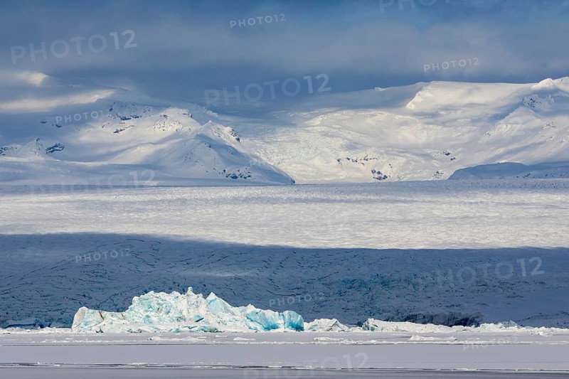 Glacier lagoon, glacial lake, glacier ice, water, snow, winter, Jökulsárlón, Breiðamerkurjökull, Vatnajökull, Iceland, Scandinavia