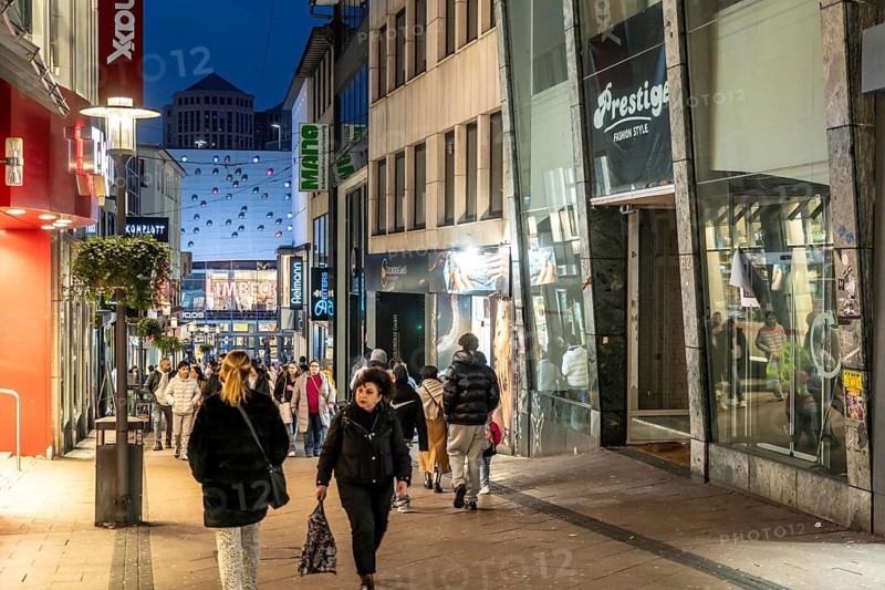 Limbecker Straße in the city centre of Essen, pedestrian zone, shopping street, with frequently changing shop operators, many vacancies, many cheap shops, North Rhine-Westphalia, Germany