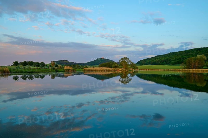 Lake with reflection in spring with castle at sunset, Veste Wachsenburg, Amt Wachsenburg, Drei Gleichen, Ilm-Kreis, Thuringia, Germany