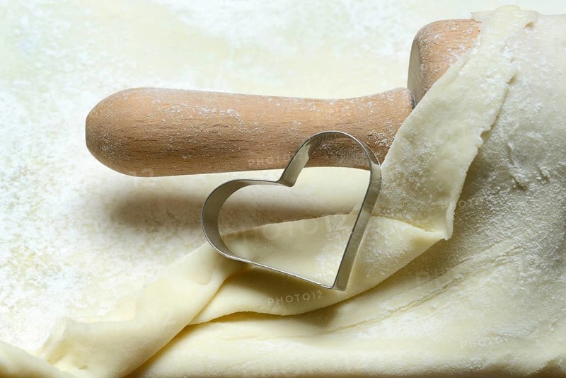 Rolled dough, dough roll and cookie cutter