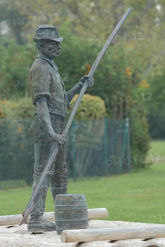 Monument to historic raftsmanship, modern art, bronze sculpture, man on raft with pole, barrel, life size, city history, Wiesbaden, Mainz-Kastel, Taunus, Hesse, Germany
