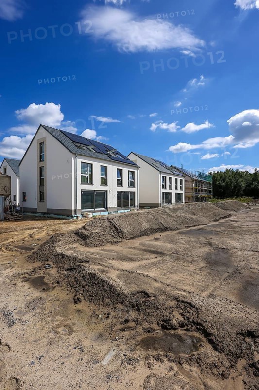 Castrop-Rauxel, North Rhine-Westphalia, Germany, Housing development in the Ruhr region. New-build neighbourhood with semi-detached and terraced houses to the energy-saving KfW Efficiency House Standard 55