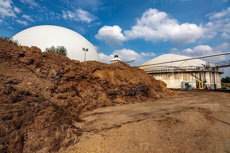 Biogas plant, gas storage, with dome, use of solid manure as energy source, storage area, on a farm near Lippling, close to Delbrück in East Westphalia, in the district of Paderborn, 1.5 megawatts of electrical power, production of district heating for homes in the region, North Rhine-Westphalia, Germany