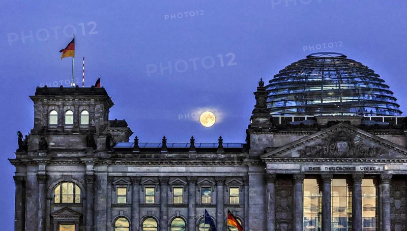 Full moon at the Reichstag, 16.10.2024, Berlin, Berlin, Germany