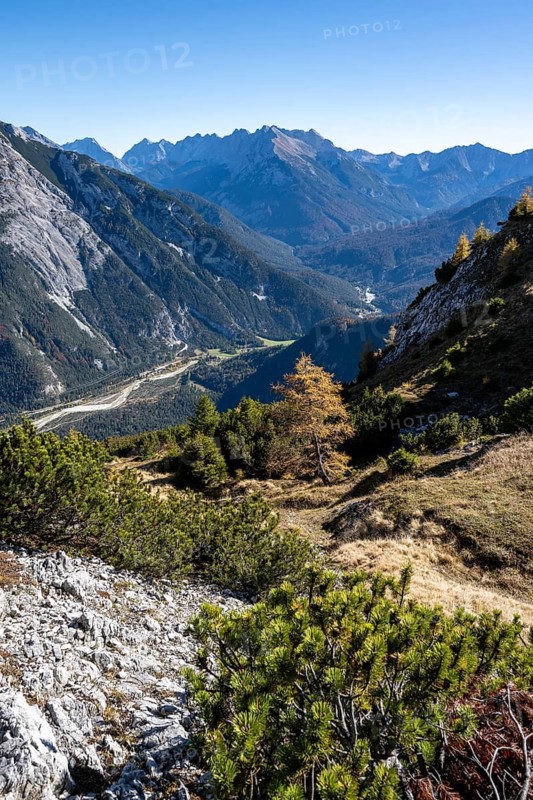 Mountain landscape in autumn, view of the Upper Isar Valley with Pleisenspitze in the Karwendel, ascent to the Große Arnspitze, near Scharnitz, Bavaria, Germany