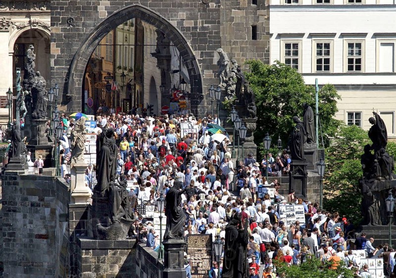 Prague, CZE, 30.05.2004 - Crowds of visitors on one of the oldest stone bridges in Europe. Prague's Charles Bridge across the Vltava River, Czech Republic