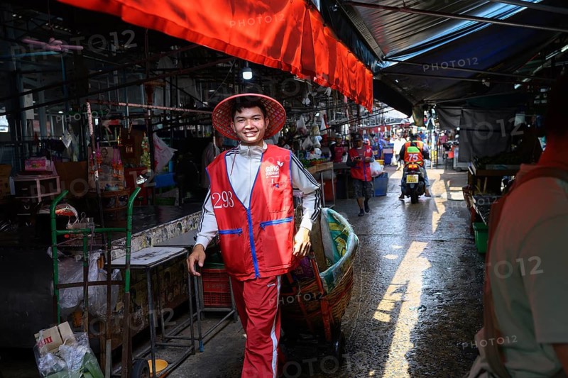 Bangkok, Thailand. February 19th 2025. A smiling porter at the Khlong Toei Market, Bangkok, Thailand, Asia