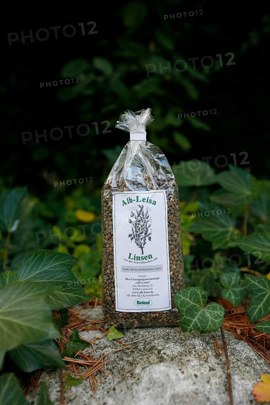 Alblinsen in the packaging, Alb-Leisa, pulses, Bioland, label, label, healthy, food intake, organic producer, product from the Swabian Alb, ivy (Hedera helix) behind, Baden-Württemberg, Germany