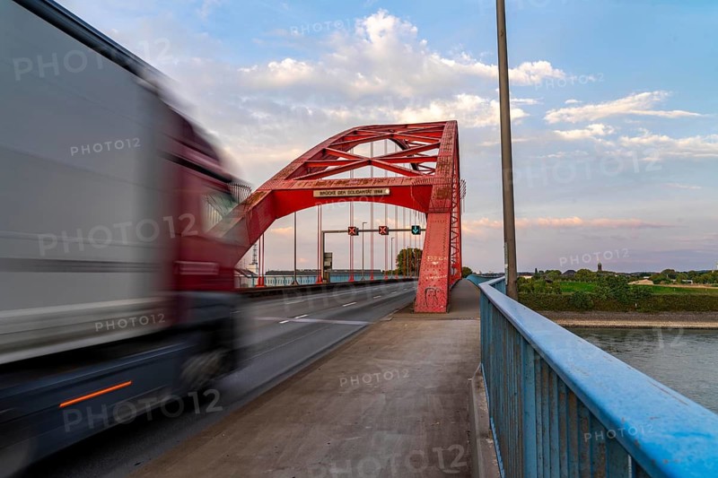 The Bridge of Solidarity, the longest tied-arch bridge in Germany, over the Rhine from Duisburg-Hochfeld to DU-Rheinhausen, the road bridge is dilapidated and has to be rebuilt, many thousands of lorries from the Logport port and cars use the bridge every day, new construction by 2040, Duisburg, North Rhine-Westphalia, Germany
