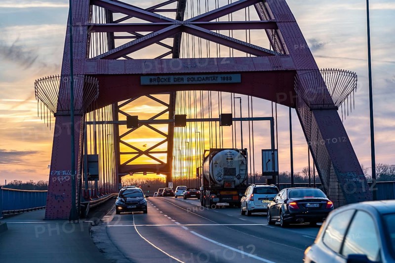 Bridge of Solidarity, road bridge between the districts of Rheinhausen and Hochfeld, over the river Rhine, in Duisburg, North Rhine-Westphalia, Germany
