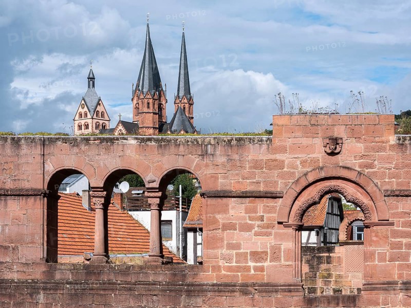 Arcades at the Palas der Kaiserpfalz Gelnhausen, St. Mary's Church in the back, Gelnhausen, Kinzigtal, Hesse, Germany