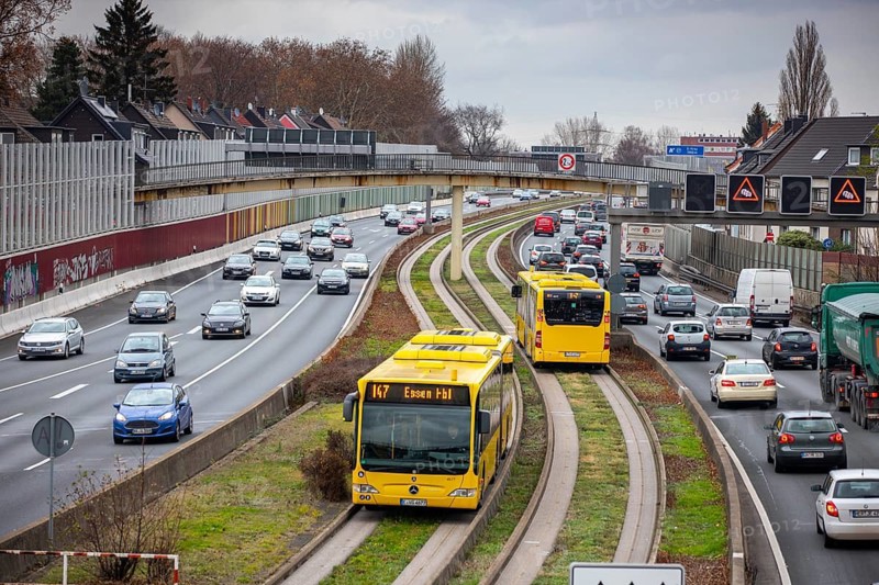 Motorway A40, Ruhrschnellweg, city centre of Essen, exit Essen-Frillendorf, Spurbus route, this area would also be affected by a diesel driving ban, Essen, North Rhine-Westphalia, Germany