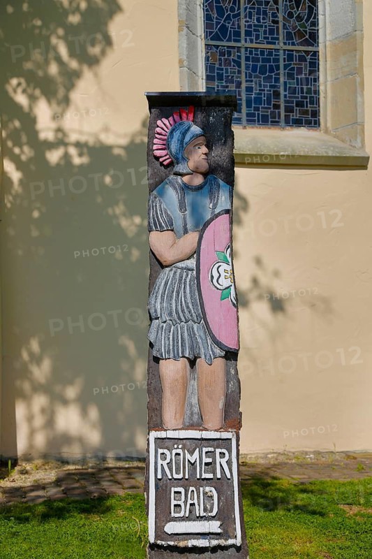 Signpost, signpost to the Roman baths, Roman estate, Protestant town church behind, replica of a Roman, Rosenfeld, Zollernalb district, Baden-Württemberg, Germany