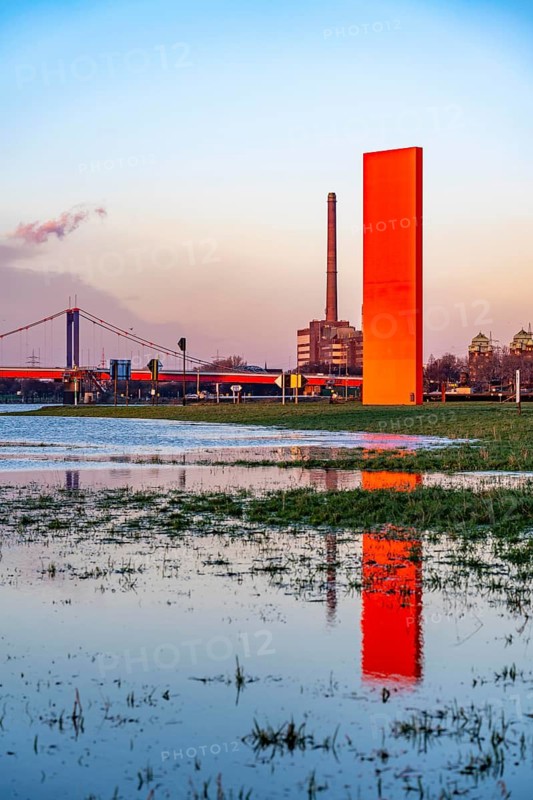 Rhine floods, Duisburg-Kaßlerfeld, floods, behind the Friedrich-Ebert-Rhine bridge, sculpture Rhine orange at the mouth of the Ruhr, Duisburg, North Rhine-Westphalia, Germany