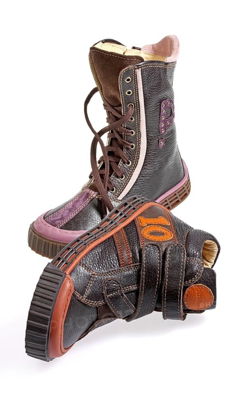 2 single shoes, children's shoes, in front of a white background