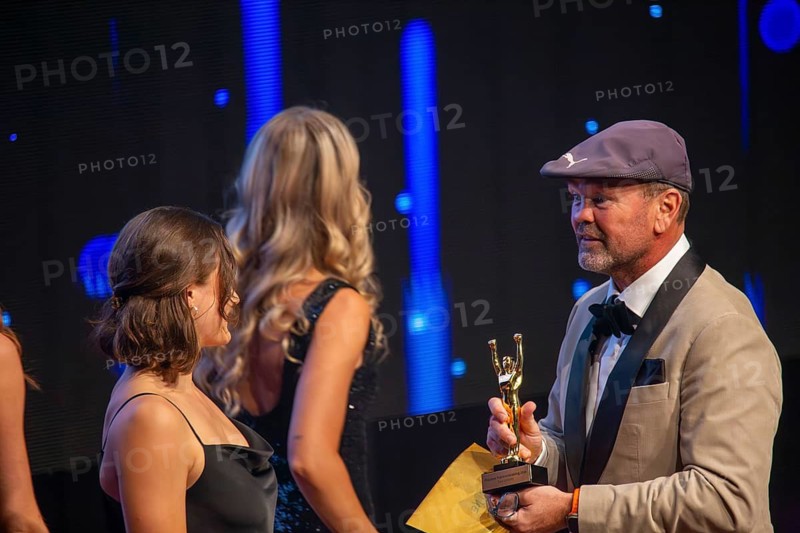 Rose garden Mannheim: Award Night 2024 / Rhine-Neckar Sports Award. Picture: Sven Ottke presents Tara Schmitz (ice hockey, Mad Dogs Mannheim) with her award