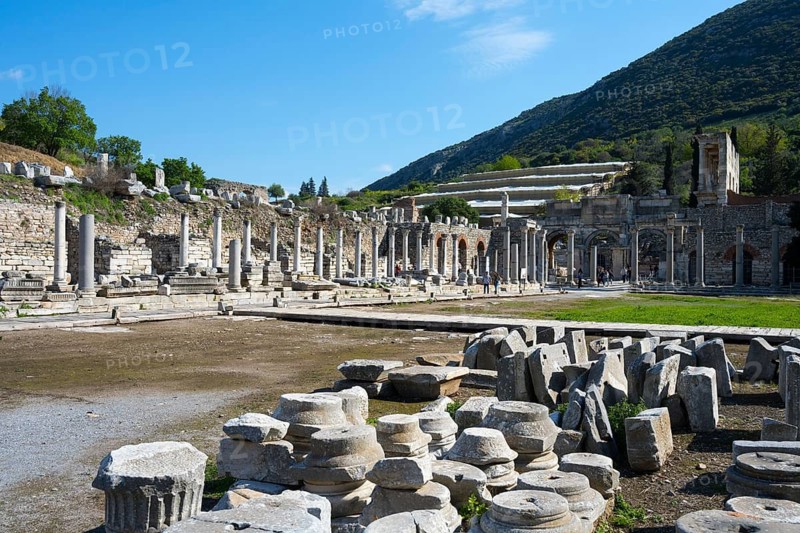 Ancient ruins of a city with colonnade and mountains in the background under clear skies, Lower Agora, Tetragonos Agora, former market square, Efes, Ephesus, UNESCO World Heritage Site, Izmir Province, Ionia, Turkey