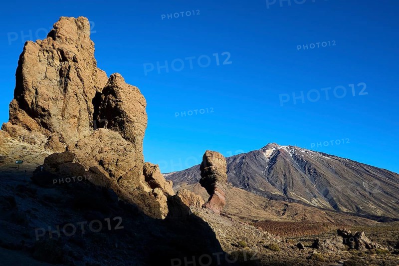 Roques de Garcia, sunlit rocks and the Teide volcano under clear sky, Teide, Parque Nacional del Teide, Teide National Park, volcano, volcanism, UNESCO World Heritage Site, Tenerife, Canary Islands, Spain