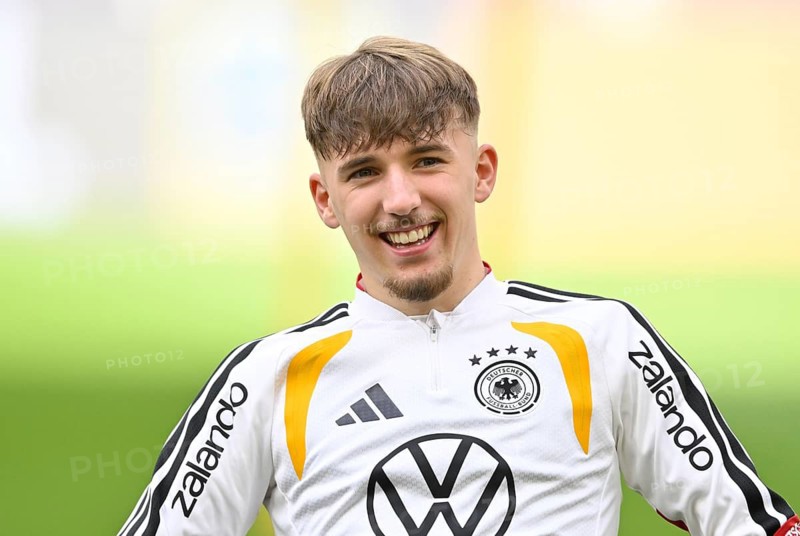Lennart Karl GER (25) portrait smiles Football, Training German national team, National team, MHPArena, MHP Arena Stuttgart, Baden-Württemberg, Germany