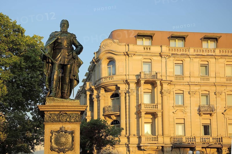 Memorial to Emperor Wilhelm I at Kaiser-Friedrich-Platz, bronze sculpture, Hotel Nassauer Hof, Wiesbaden, Hesse, Germany