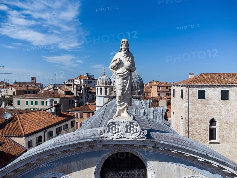 Marmor verkleidete Kirche Santa Maria dei Miracoli, im Sestiere Cannaregio, Drohnenaufnahme, Venedig, Veneto, Italien