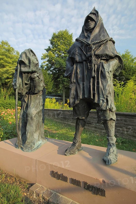 Sculpture Figures Schelm von Bergen with two figures, Schelmenburg, Bergen, Main, Frankfurt, Hesse, Germany