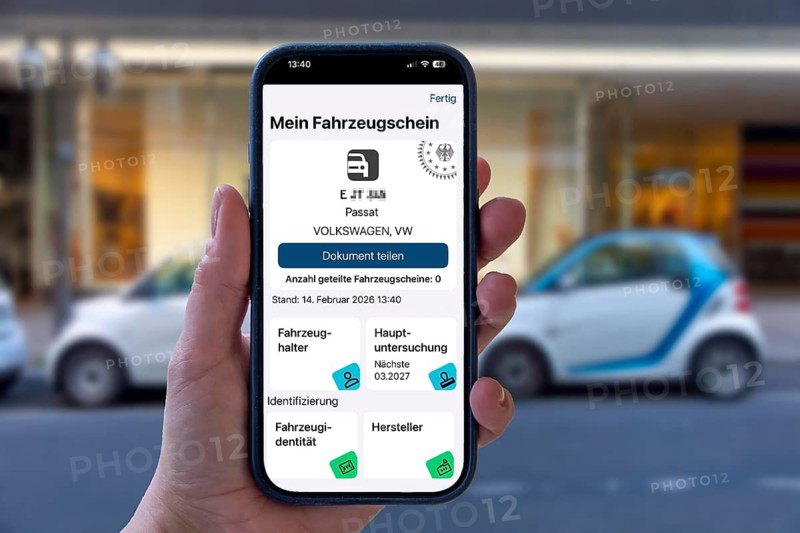 Symbolic image, digital vehicle license, in the i-car app of the Federal Motor Transport Authority, the paper motor vehicle license has been available in digital form on the authority's smartphone app since the end of 2025 and replaces the paper certificate, all vehicle data and owner data are stored there