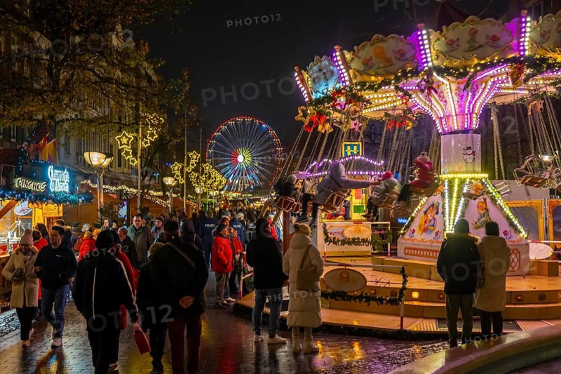 Christmas market on Königsstraße in the city centre of Duisburg, pre-Christmas season, Christmas lights, Ferris wheel, chain carousel, Christmas market stalls, crowds, North Rhine-Westphalia, Germany