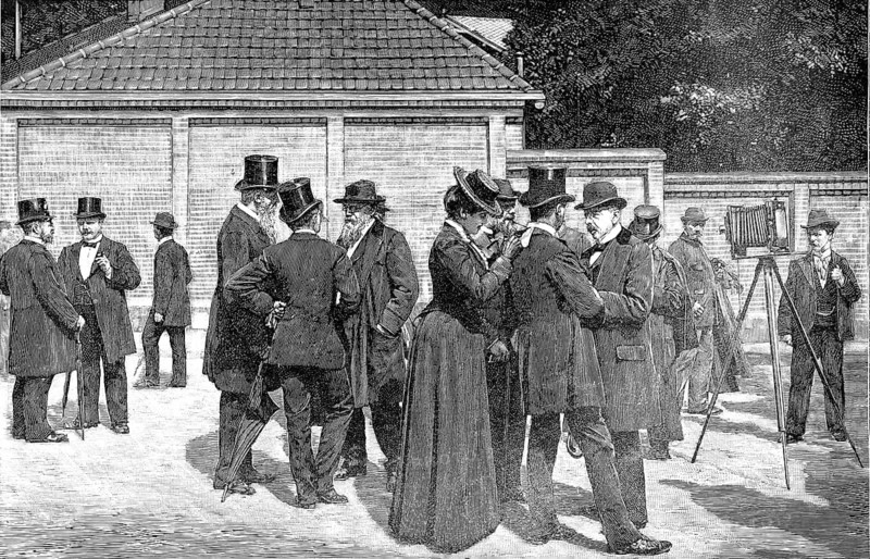 In front of the castle park in Friedrichsruh around 1890, distinguished people and a photographer with a bellows camera, 1890, Duchy of Lauenburg district, Schleswig-Holstein, Germany, illustration, reproduction from a model from the 19th century. Authentic, file restored for optimal use, exact date of original unknown, historical, group of men in suits and cylinders in front of a building in historic scenery