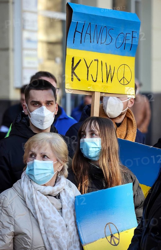 Wesel, North Rhine-Westphalia, Germany, Demonstration against Putin's war in Ukraine. Peace demonstration and solidarity rally for Ukraine on the large market square in Wesel. In times of the corona pandemic, all demonstrators wear masks