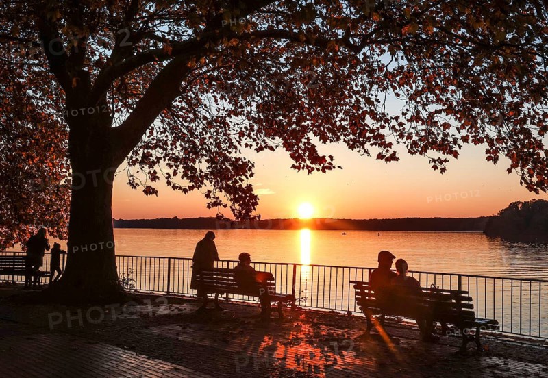 Visitors to the promenade on Lake Tegel enjoying the sunset, Berlin, 25 October 2024, Berlin, Berlin, Germany