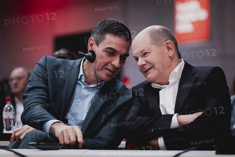 (L-R) Pedro Sanchez, Ministerpraesident von Spanien und PSOE-Vorsitzender, und Olaf Scholz (SPD), Bundeskanzler, aufgenommen im Rahmen des Bundesparteitags der Sozialdemokratischen Partei Deutschland (SPD) in Berlin, 09.12.2023. Von Freitag bis Sonntag b