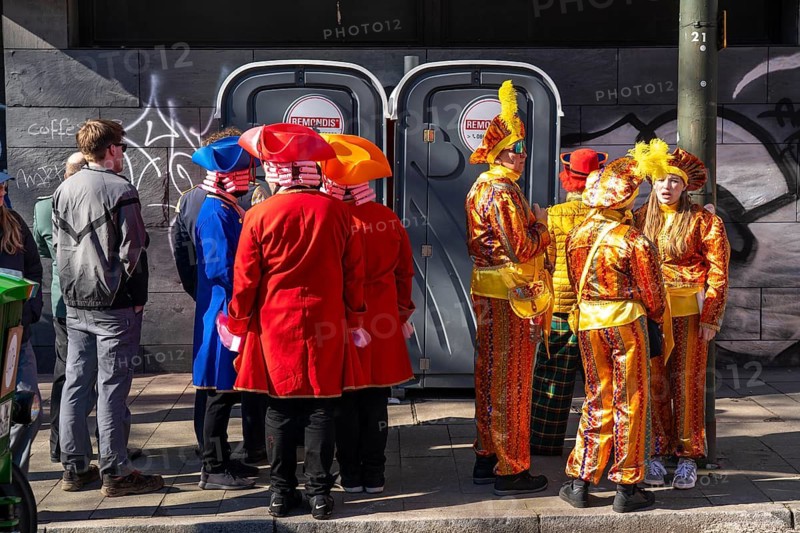 Rose Monday carnival parade in Düsseldorf, dressed up fools were in front of mobile toilets