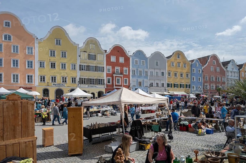Flea market on the Upper Town Square, late baroque row of houses at the back, Schärding, Upper Austria, Austria