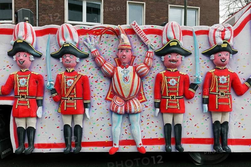 Carnival Prince and Prince Guard, papier-mâché figures on a carnival float, Düsseldorf Rose Monday procession, Düsseldorf, North Rhine-Westphalia, Germany