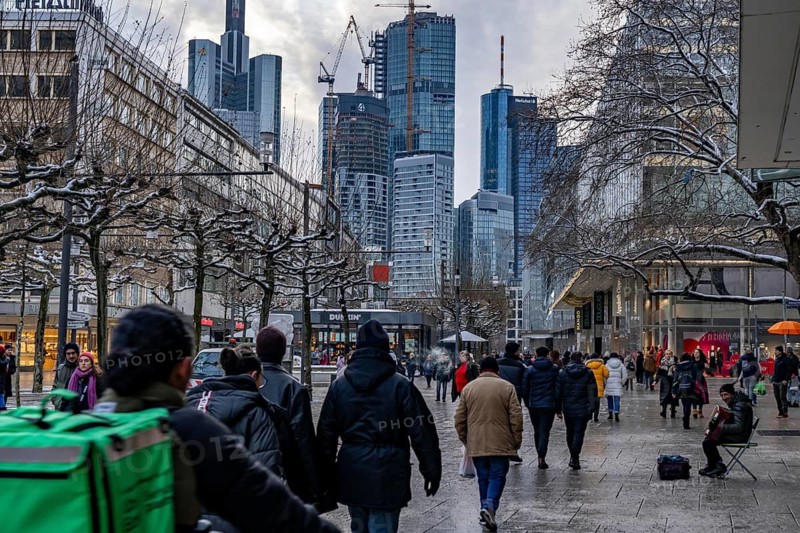 Zeil shopping street, pedestrian zone, winter weather, city centre skyline, banking district, people shopping, Frankfurt am Main, Hesse, Germany
