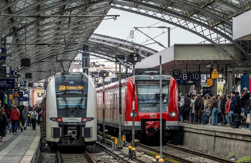 Cologne main station, regional train arriving, many passengers on the platform, North Rhine-Westphalia, Germany