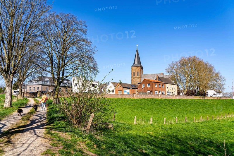 The place Grieth on the Lower Rhine, belongs to Kalkar, Hanseatic city, path in the Rhine meadows, avenue, parish church St. Peter and Paul, North Rhine-Westphalia, Germany