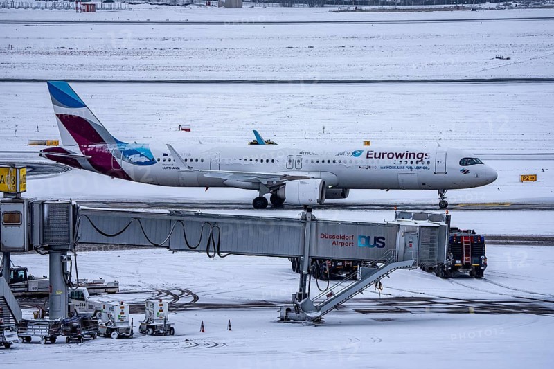 The onset of winter in North Rhine-Westphalia, flight operations are maintained at Düsseldorf Airport with great effort, North Rhine-Westphalia, Germany