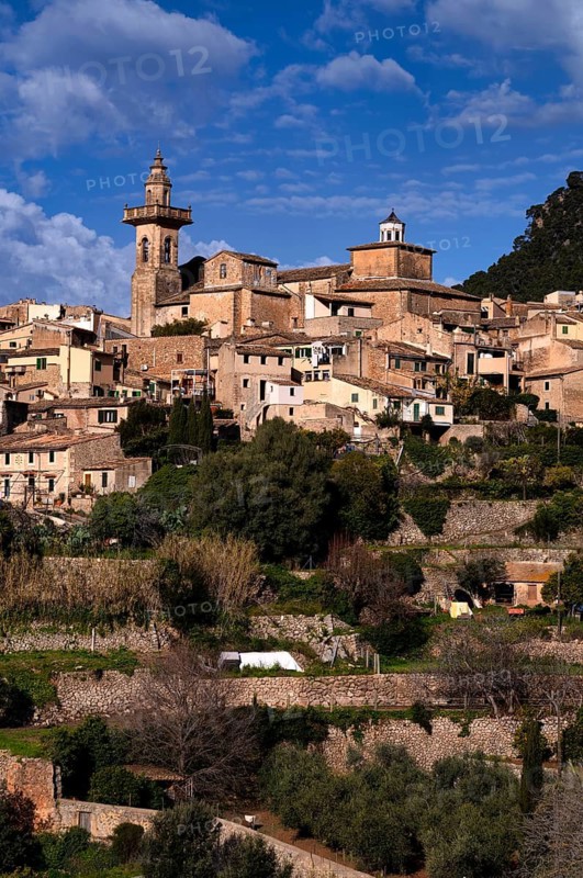 View of the mountain village of Valldemossa, parish church Església de Sant Bartolomeu, Tramuntana Mountains, Serra de Tramuntana, Majorca, Balearic Islands, Balearic Islands, Spain